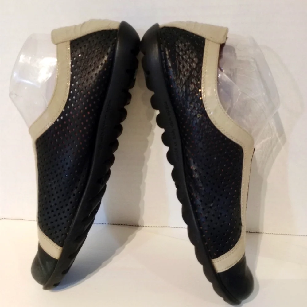 WONDERS ”MÁS AMOR POR FAVOR” PERFORATED LEATHER‎ FLATS Sz. 11 -11.5